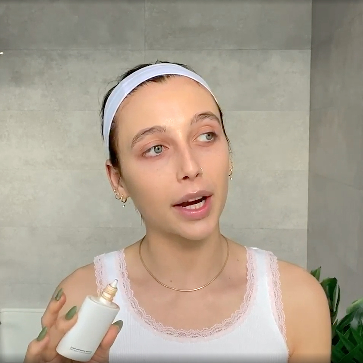 Viral TikTok! 5 Rahasia Makeup Natural Ala Emma Chamberlain