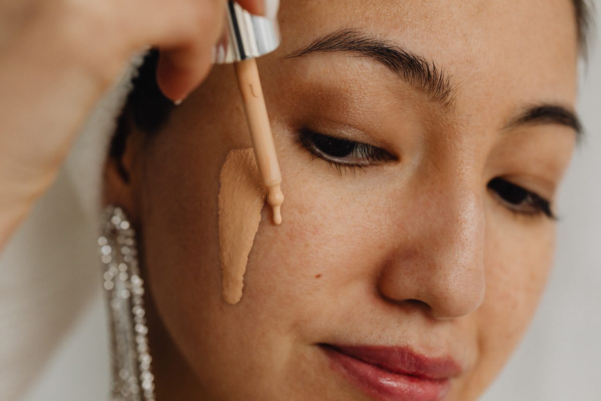 Tren Serum Foundation 2025: Ringan, Glowing, Tapi Tetap Full Coverage!