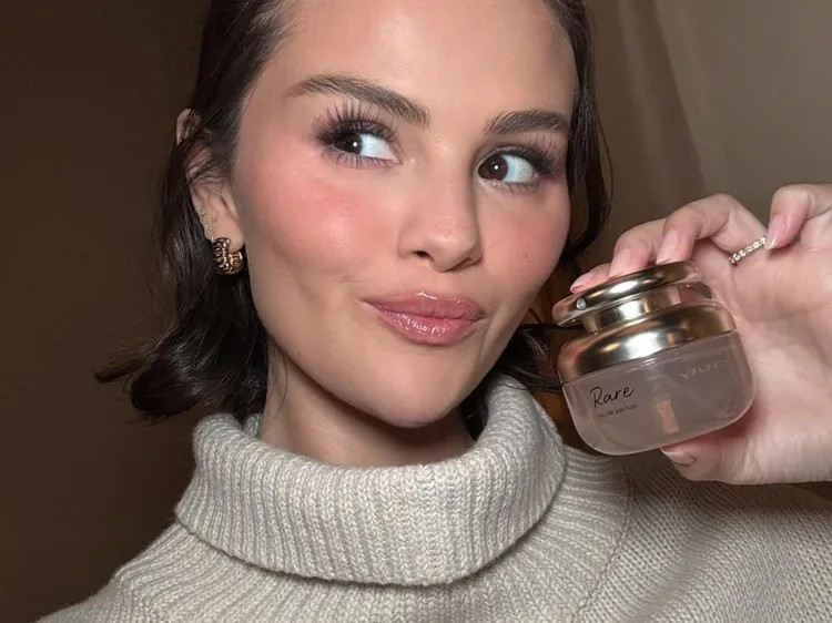 Parfum Baru Selena Gomez Rare Beauty Bisa Diatur Sesuai Mood!
